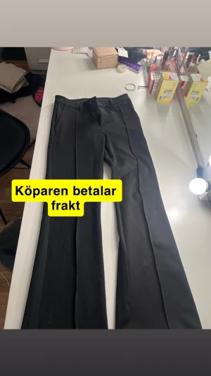 Svarta kostymbyxor från Kappahl - Säljer ett par svarta kostymbyxor som är sköna,bekväma och snygga. De har ett hål i ena fickan men man ser inte det. Den har dold dragkedja och knapp. 