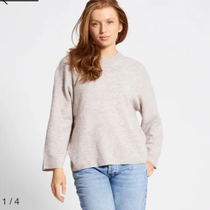 Beige stickad tröja Cathrine - Säljer en beige stickad tröja Cathrine från Lager 157 med rund hals och avslappnad passform. Tröjan har långa ärmar och ribbade muddar vid nederkant och ärmslut. Perfekt för lager-på-lager och enkel att matcha med jeans eller kjol. Används ett par gånger! Köp!