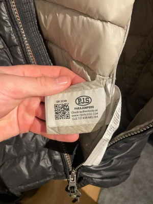 Svart dunväst från Parajumpers - Svart dunväst från Parajumpers med quiltad design och hög krage. Västen har en dragkedja framtill och klassisk PJS-logga vid nacken. Materialet är lätt och smidigt, perfekt för lager-på-lager. Snygg, stilren och passar till många olika looks.