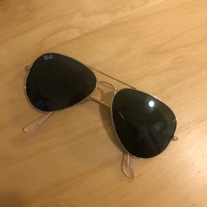 Ray Ban Aviator  - Vintage, den minsta storleken. Bra skick! Kan även passa tonåringar. 