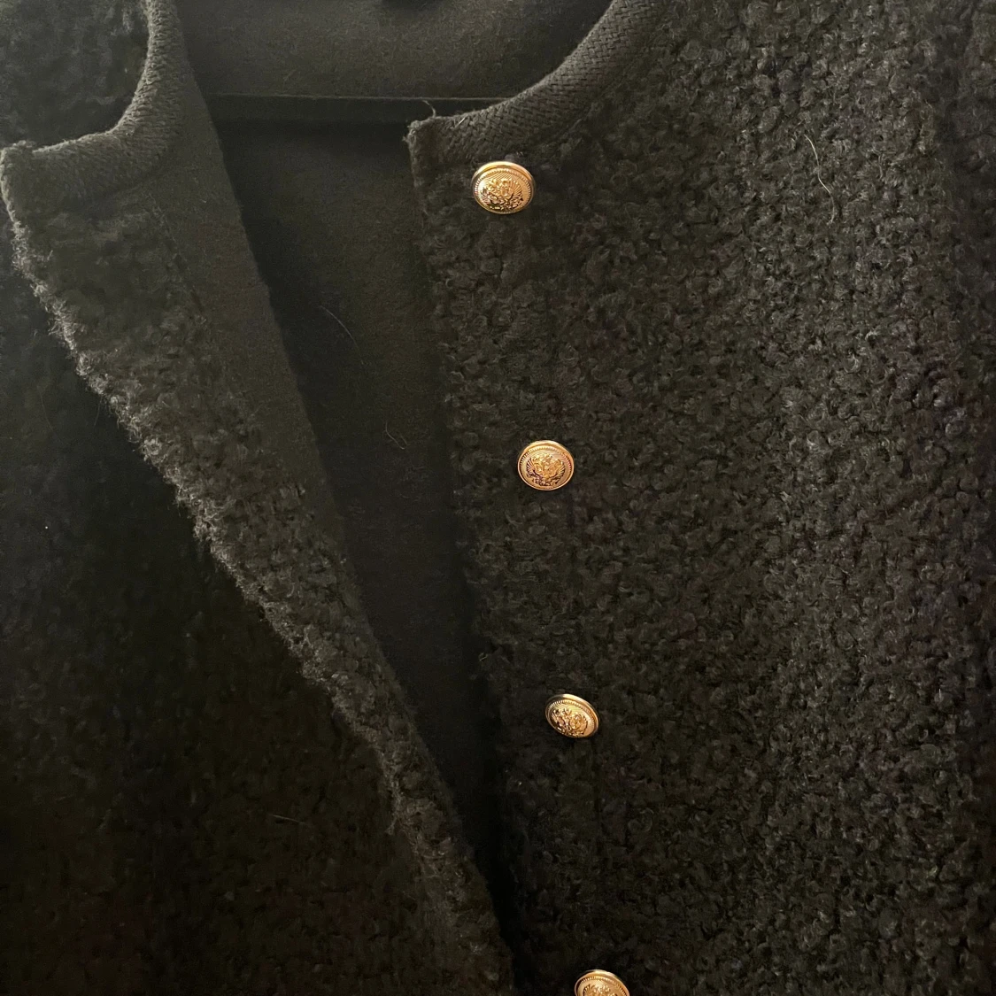 Svart teddyjacka med guldknappar - 4