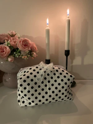 Classy Polka dot bag 🤍🖤🎀 - En stilren necessär som är egenhändigt tillverkad med hållbart material, lätt att rengöra och rymmer alla dina favorit produkter ✨🫶🏻                   Perfekt julklapp, eller om du vill unna dig själv någonting fint 🤍🖤