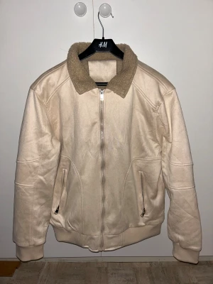 Suede jacka - Storlek m. Som helt ny utan defekter, aldrig använd