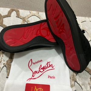 Christian Louboutin svarta sneakers  - Premium kvalitet, har använts få gånger och inga defekter. 
