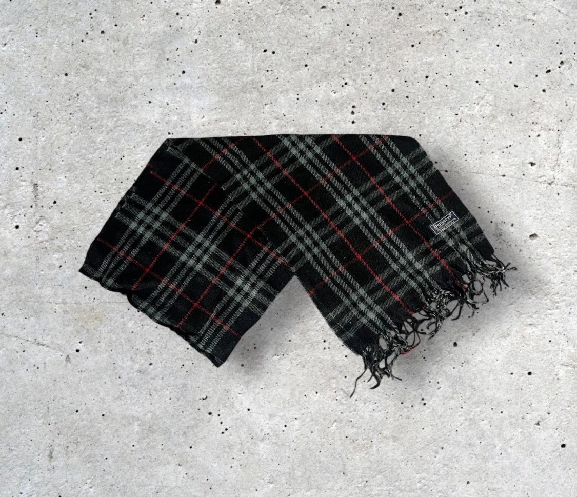 Svart Burberry Scarf