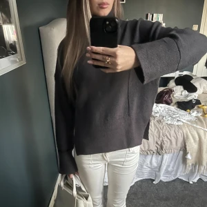 Grå/lila stickad tröja  - Mysig mörkgrå/lila stickad tröja från Samsa Collection i oversized modell. Tröjan har långa ärmar, breda muddar och en rak, något kortare passform med slits i sidorna. Storlek XS men passar även S. Tar gärna emot prisförslag💗