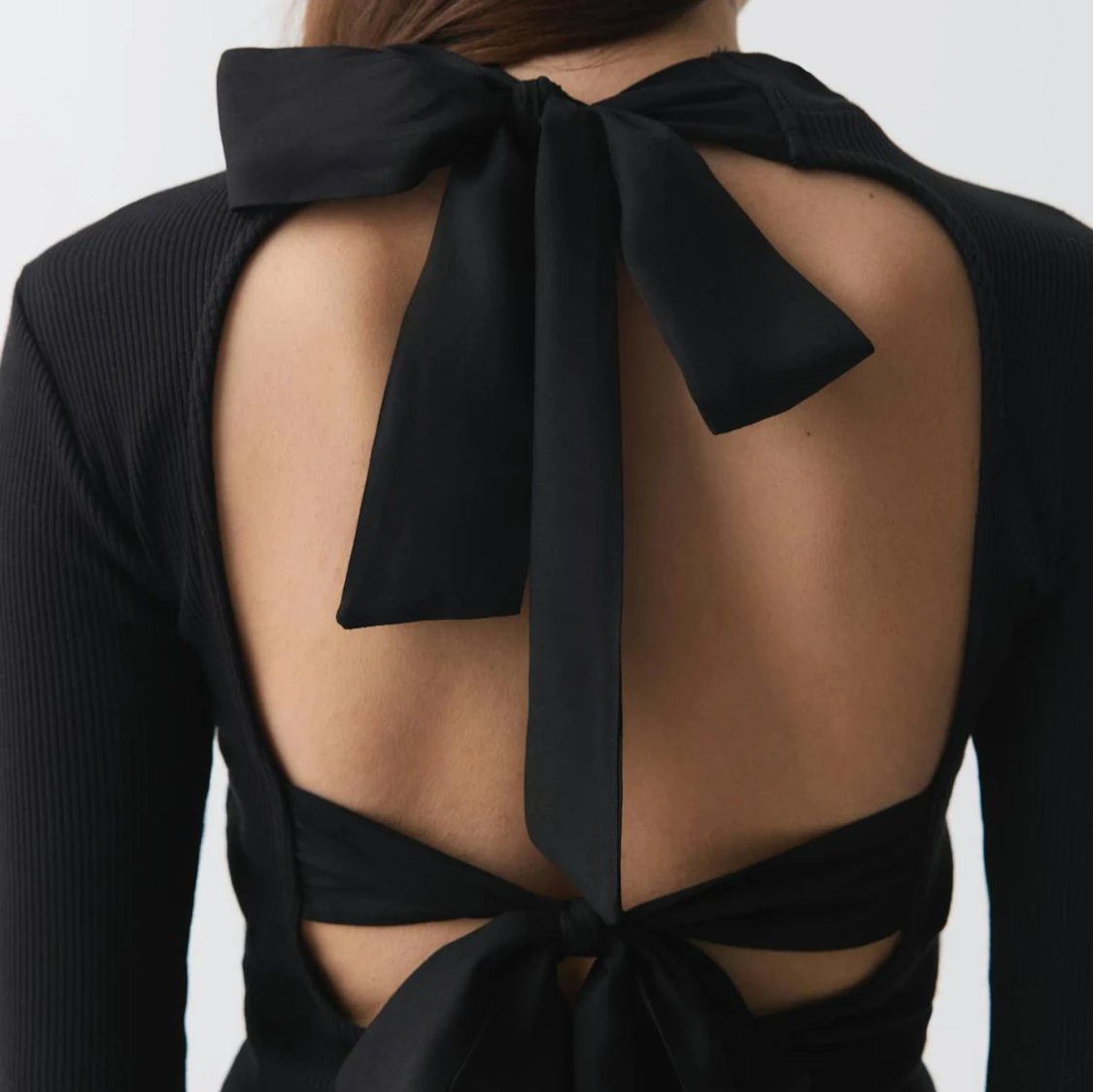 Svart ribbad långärmad topp med rosett - 2