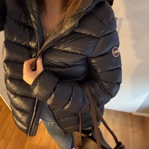 Snygg Colmar jacka  - Intressekoll på min blåa colmar jacka. Strl 42 men skulle säga att den är en xs/s💗 fint skick! Säljer pga, inte kommit till andvändning. Pris kan diskuteras. 