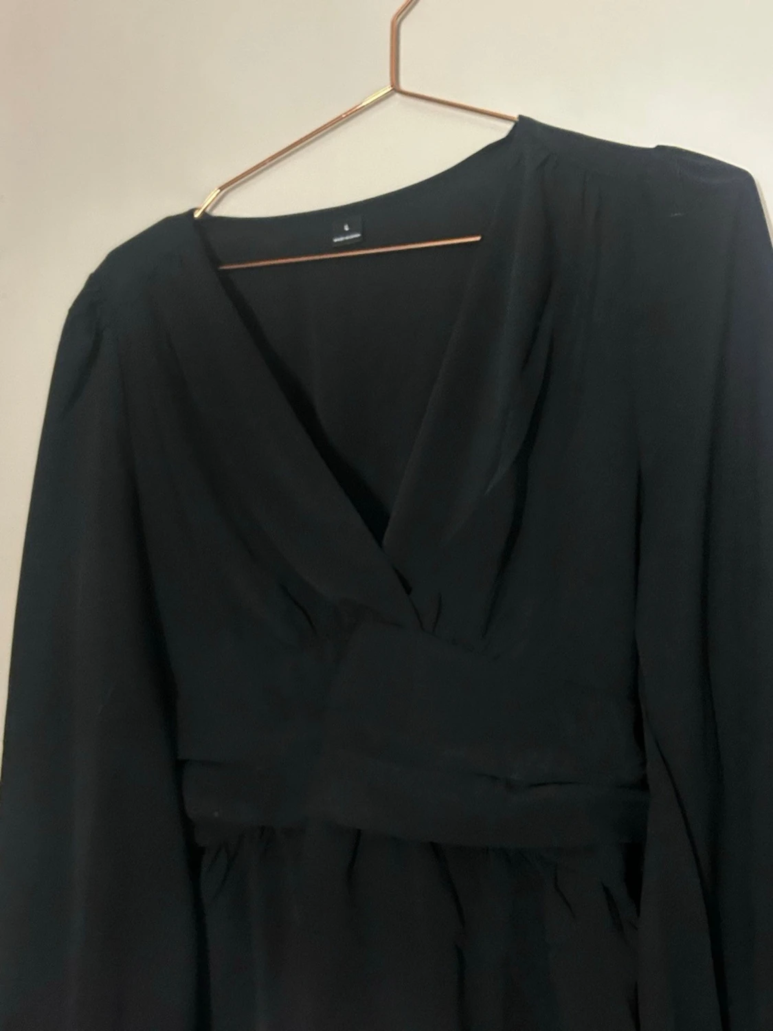 Svart omlottblus med ballongärm - 1