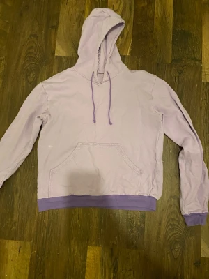 Egensydd hoodie - Gjorde den också själv för några år sen. Något vitt streck längre ner och något litet hål upptill vid huvan. Köparen står för frakten!