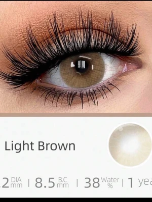 Ljusbruna färgade linser - Snygga ljusbruna kontaktlinser som ger en naturlig look till ögonen. Diameter 14.2 mm, baskurva 8.5 mm och vattenhalt på 38%. Perfekta för dig som vill förändra din ögonfärg på ett diskret sätt.