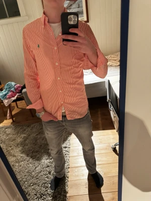 Ralph Lauren Skjorta - Snygg randig röd Ralph Lauren skjorta | Kanon skick | Modellen på bilden är 182 och väger 70 kg | P030