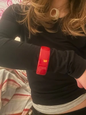 Brett rött plastarmband / bangle - Stilrent och chunky armband i klarröd plast med glansig finish. Armbandet har en enkel, rund form och är perfekt för att ge din outfit en färgklick. Statement-accessoarer med retrovibbar.