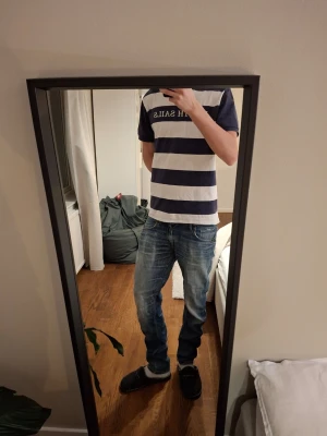 Blå tiger of sweden straight fit - Snygga blå tiger of sweden jeans med klassisk femficksdesign och raka ben. Jeansen har en något tvättad look och normal passform. Perfekta till en avslappnad stil och funkar året runt. Ikonisk läderpatch bak i midjan.