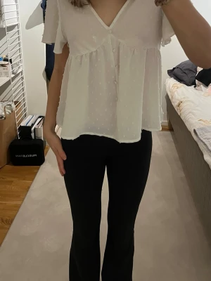 Vit blus  - Söt vit volang blus i storlek S från SHEIN🩷