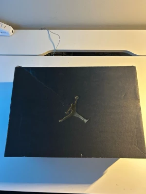 Air Jordan 1 Mid röd svart vit - Säljer nu mina air Jordan 1 mid svart/ röd, de är helt nya och aldrig använda. Kan gå ner i pris vid snabb affär 