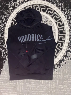 Hoodrich - En snygg Hoodrich tröja billig och passar båda killar och tjejer jag har använt den typ 3-5 gånger köpte den för 899 kr och säljer den för den bästa Priset 