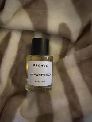 ESSNCE Strawberry Eclair parfym - Tagit något enstaka sprut men säljer pga doften inte passade mig 