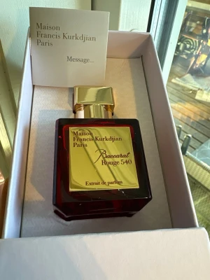 Rouge 540 - Doften varar i upp till 24 timmar. Jag har lådan. Var försiktig då jag inte accepterar returer.