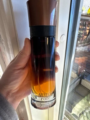 Code doften - Doften varar i upp till 24 timmar. Jag har lådan. Var försiktig då jag inte accepterar returer.