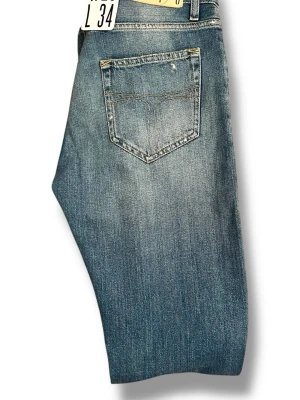 Nya Tiger of Sweden jeans - Tiger of Sweden jeans | Nya med tags Helt nya jeans från Tiger of Sweden, aldrig använda och med originaltags kvar. Modell: Pistolero Storlek: 29/34 Färg: Blå Kontakta oss gärna vid fler frågor eller om du vill ha mer information! LumeFashion