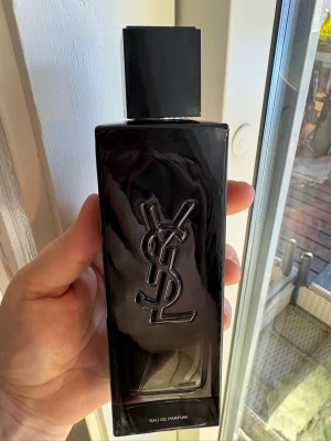 Myself doften - Doften varar i upp till 24 timmar. Jag har lådan. Var försiktig då jag inte accepterar returer.