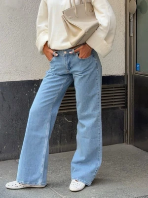 Jeans med raka ben - Jeans med raka ben. Nypris 700kr. Använd sällan för två år sen.