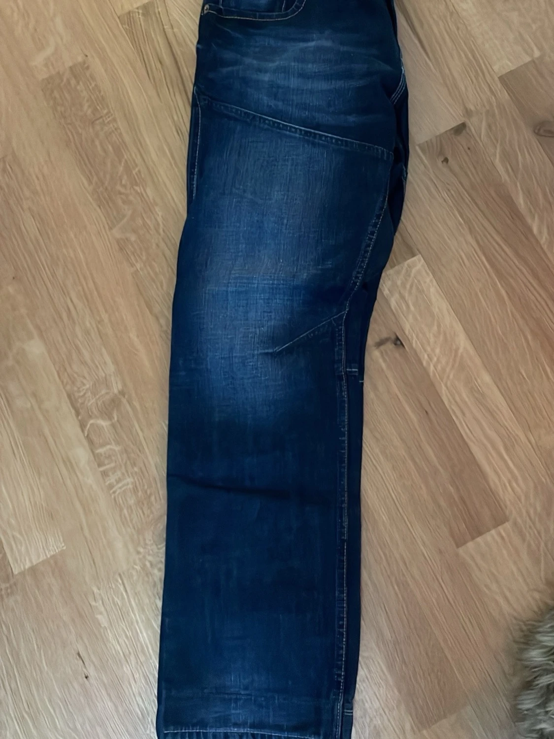 Mörkblå jeans med raka ben