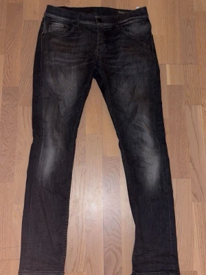 Dondup jeans - Snygga dondup jeans i storlek 31! Litet hål som börjar komma som man ser på sista bild men 150 kr hos skräddare så är de löst! Modellen är Ritchie men är som George
