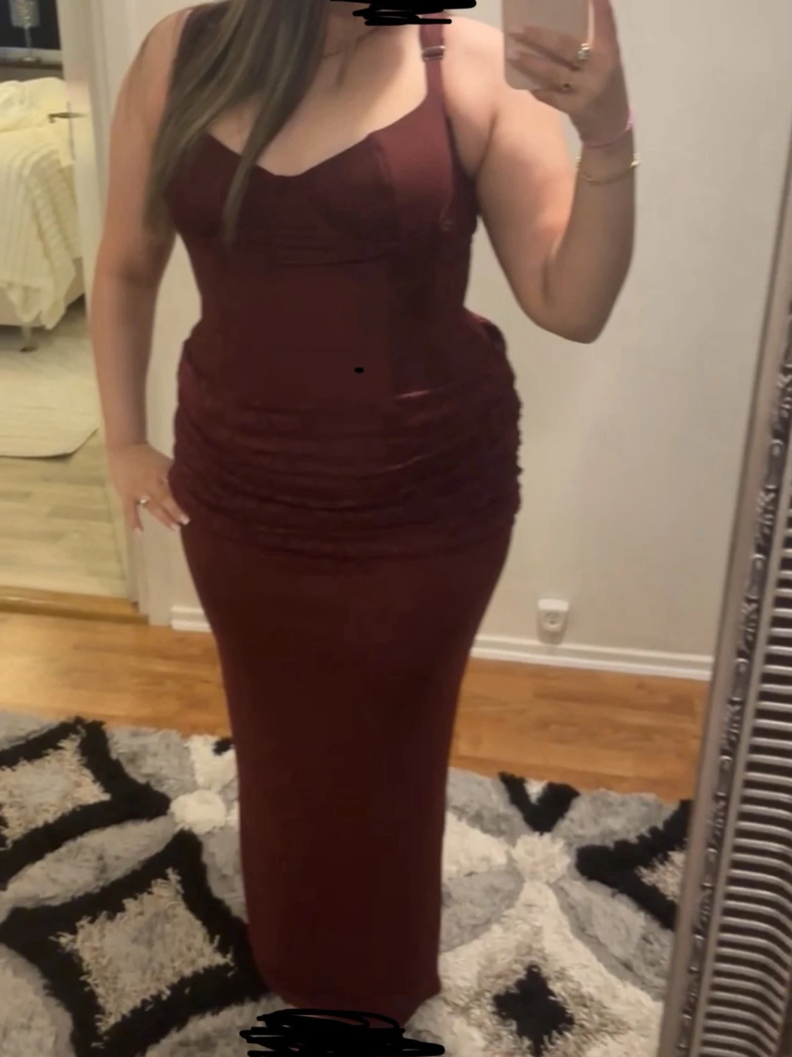 Vinröd lång klänning med korsettliv  - 1