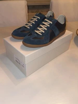 Maison margiela gats - Färg: Mörkblå Storlek: 43 Skick: helt nya Jag har kvittot och har knappt använt dem, de har bara stått. Skriv till mig om du har några frågor🙂👍  Nytt pris: 6000kr Mitt pris: 3000kr