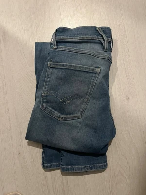 Replay jeans hyperflex  - Jag har ett fetta replay hyperflex som blivit lite för små för mig så jag ska sälja. De är väldigt snygga stil ren blå färg de är i väldigt bra skick inga hål eller något sånt. Så om har några funderingar hör av er. 