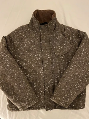 Cool jacka - En asfet jacka med coola detaljer och tre fixkor på framsidan. Ganska tjock funkar för både vinter och höst/vår så väldigt flexibel! Hör av er vid intresse😄