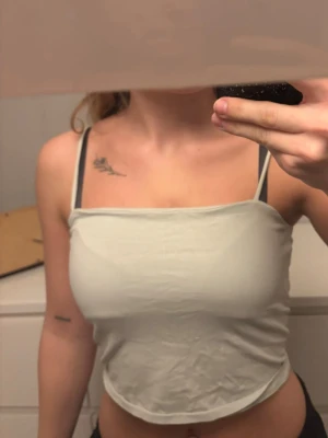 Vit croppad linnetopp - Säljer en enkel och stilren vit croppad linnetopp med tunna axelband. Toppen har en rak skärning och är perfekt för varma dagar eller som layering-piece.