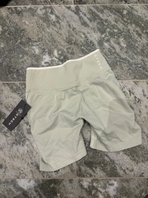 Align Ljusgröna seamless shorts från Gtech - Snygga ljusgröna seamless shorts från Gtech med hög midja och ribbad linning. Shortsen har en tight passform och diskret logga framtill. Perfekta för träning och tillverkade i ett stretchigt syntetmaterial.
