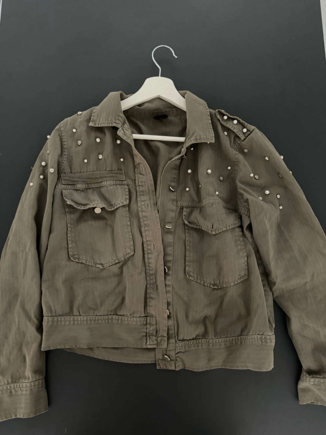 Mörkgrön jacka med nitar - 3