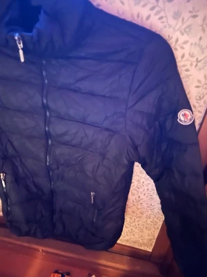 Tunn Jacka - Jacka för kvinnor, kom gärna med frågor. Kan ta fler bilder på jackan givetvis