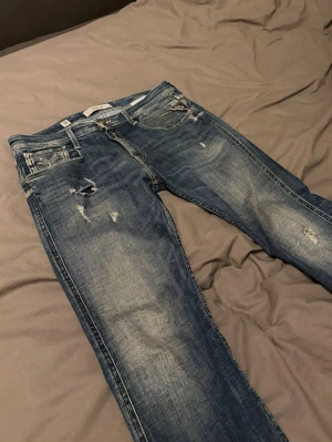 Replay Jeans - Schyssta Replay Jeans med slitningar. 31W/32L