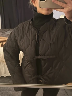 Zara jacka - supersöt jacka från zara som man stänger med band💕använd ett fåtal gånger 