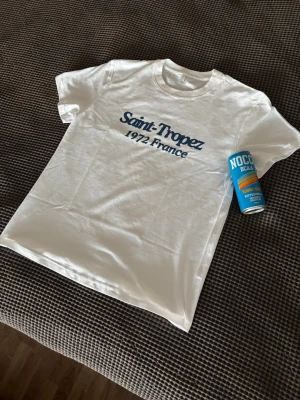 Vit Saint Tropez t-shirt - Vit Saint Tropez t-shirt. Perfekt för en avslappnad och stilren look! Helt ny och skickas inom en vecka!