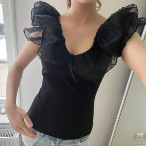 Topp med volangärmar - Suuupernice topp med volangdetalj💕💕💕🥰säljer då jag har en liknande! 