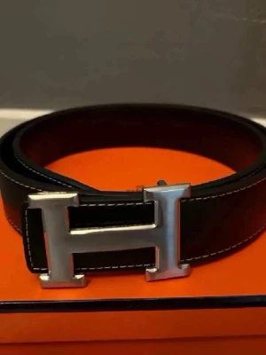 H - Jätte fin svart bälte 