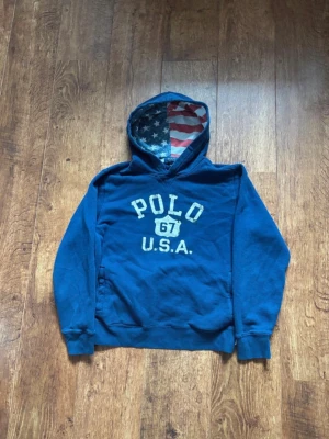 Polo Ralph Lauren - Tjena, säljer denna snygga äkta Polo Ralph Lauren hoodien. Storlek XL men passar L. Först till kvarn‼️