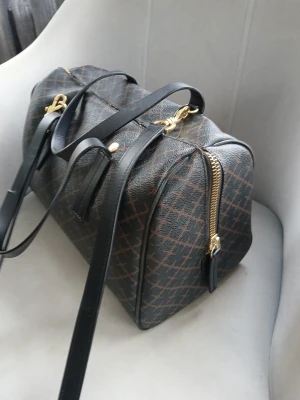 By Malene Birger  - Mycket bra skick förutom en mindre skärskada på ena handtaget och lite fläckar inuti väskan.  Dustbag medföljer 