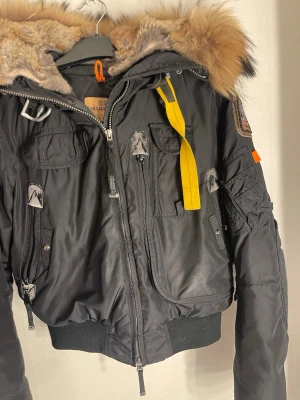 Parajumper  - Skulle säga att det är en xs/s. Kortare modell i fint skick , äkta 