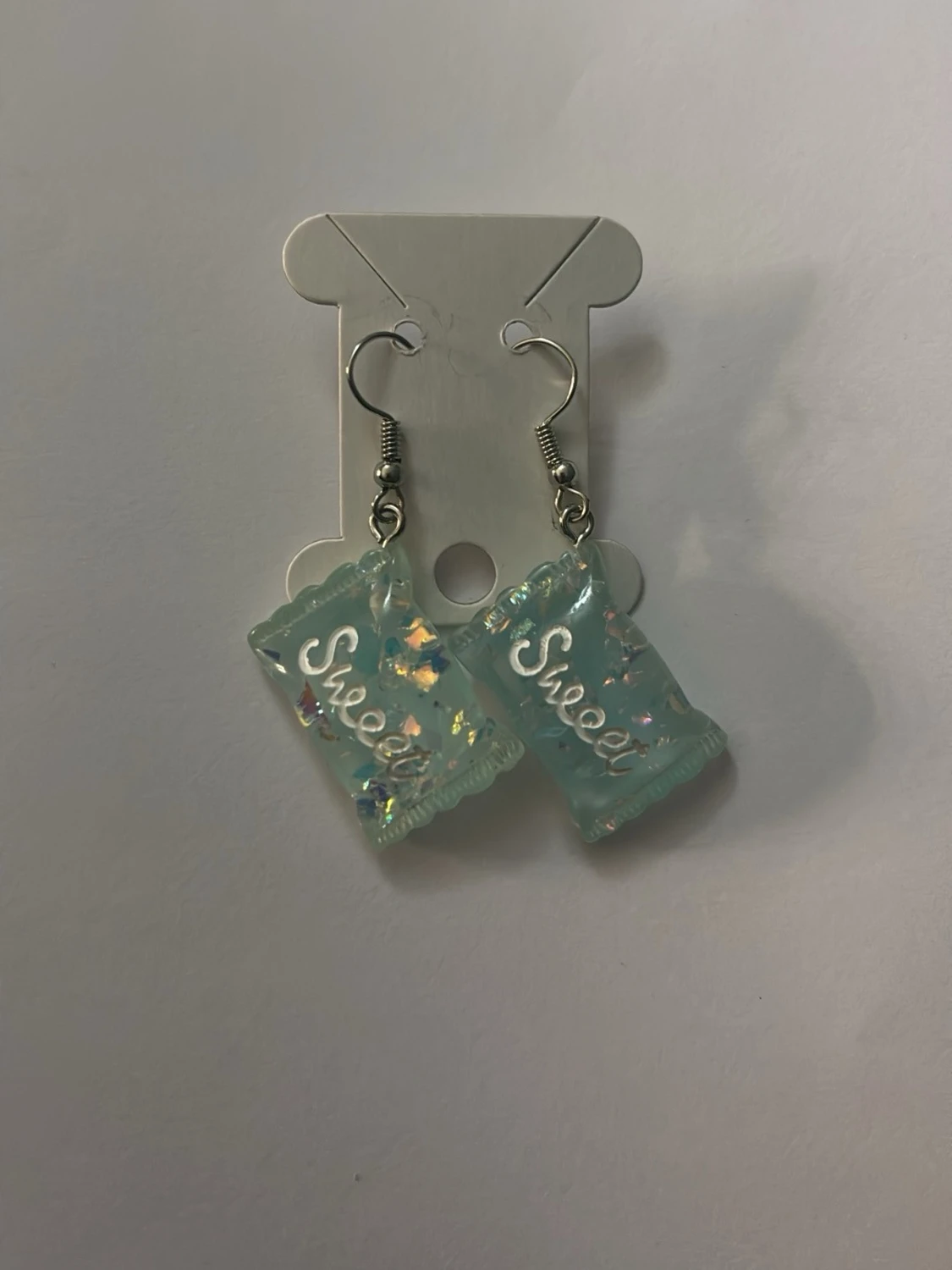 Blå örhängen med texten Sweet