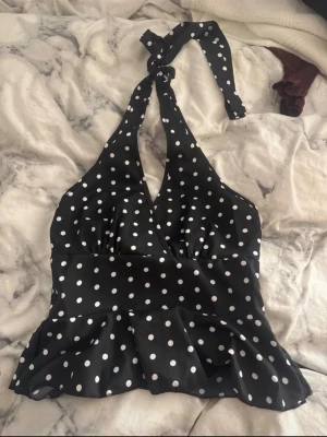 fin fest topp  - fin halterneck topp från gina i prickigt mönster. storlek s