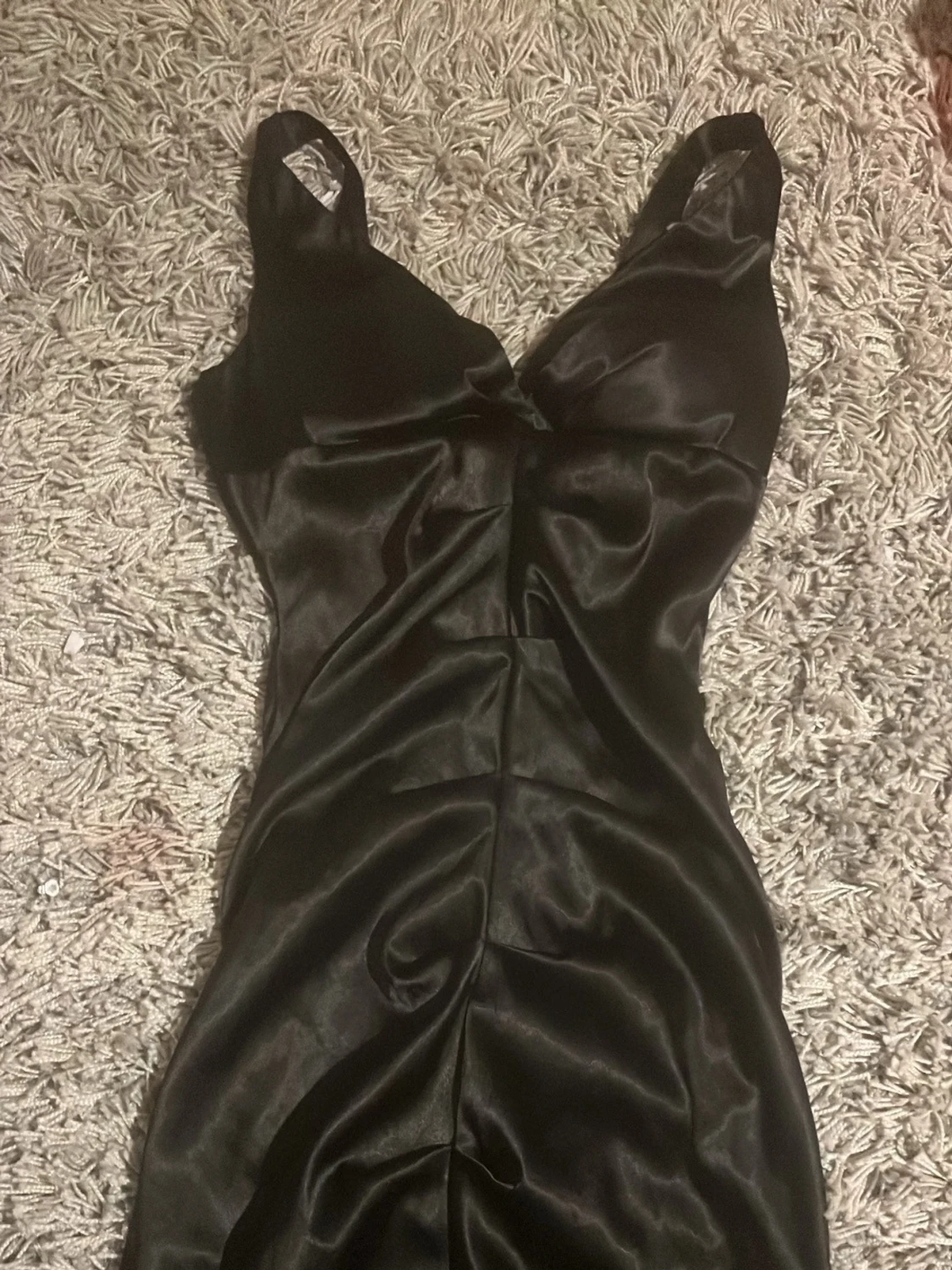 Svart satin klänning med v-ringning - 1