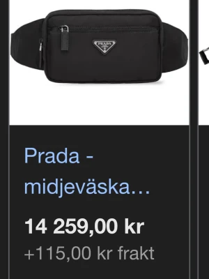 Svart midjeväska - Snygg svart midjeväska med klassisk trekantig logotyp framtill. Väskan har dragkedja och justerbart band, perfekt för att bära det viktigaste. Tillverkad i slitstarkt syntetmaterial med stilren design.