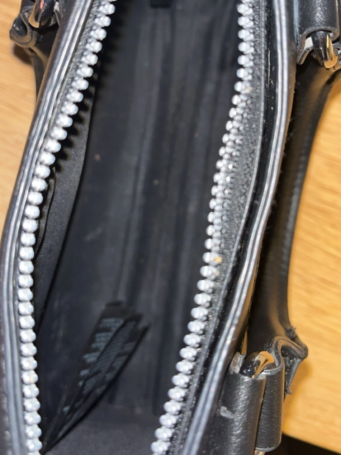 Svart handväska med silverdetaljer - 1